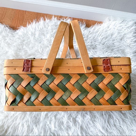 Vintage Wicker Picnic Basket with Gingham Lining - Picture 9 of 10